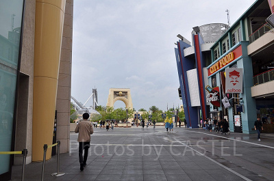 ユニバーサルシティウォーク大阪から見たUSJの門