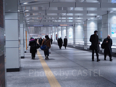 この通路をまっすぐ進みます！