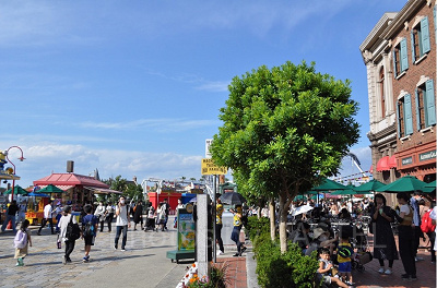 ニューヨークエリアのグッズカート（左）