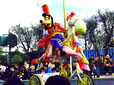 先頭で登場するのはグーフィー!