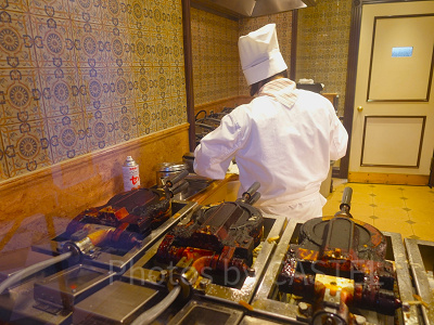 グレートアメリカン・ワッフルカンパニー：店内でミッキーワッフルを焼き上げる様子