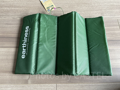 緑のポータブルクッションを広げた状態