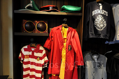 ハリー・ポッターエリアで販売されているグリフィンドール寮のクィディッチ選手用ユニホームなど／USJ