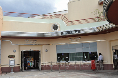 パークの外にあるゲストサービス(右側のブラインドがついている窓口)