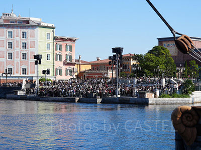 ディズニー・クリスマス・グリーティングをリドアイルから見るゲストの様子