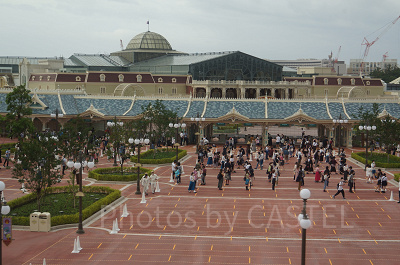 開園時間に近づくにつれて増えていくゲスト