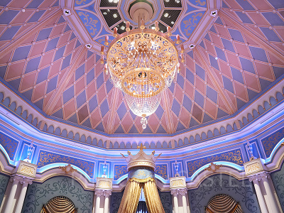 大広間天井のシャンデリア シンデレラのフェアリーテイル・ホール