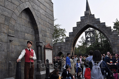 ハリー・ポッターエリアの駅長とゲスト/USJ