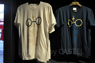 Harry’s Glasses（ハリーズグラッシーズ）のTシャツ（左・白、右・ミッドナイトブルー）