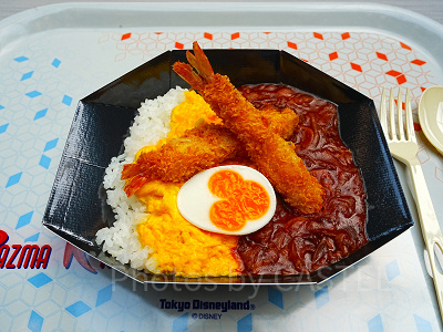ハッシュドビーフライス、エッグとエビフライ添え
