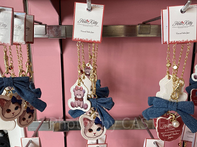 ハローキティリアル猫バックチャーム