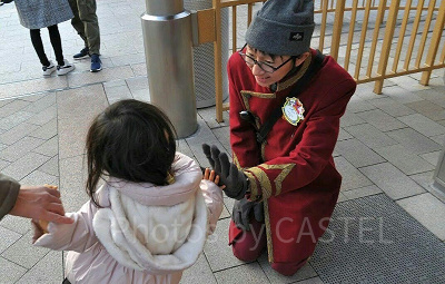 入場ゲートのUSJクルーとハイタッチ