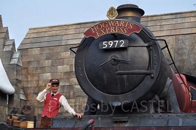 ハリー・ポッターエリアのホグワーツ特急と車掌/USJ