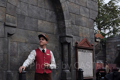 ハリー・ポッターエリアのホグワーツ特急と駅長／USJ