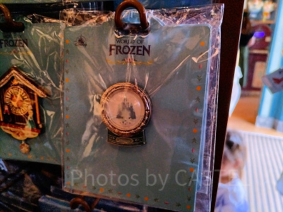 香港ディズニーアナ雪グッズ:アレンデール城のピンバッジ