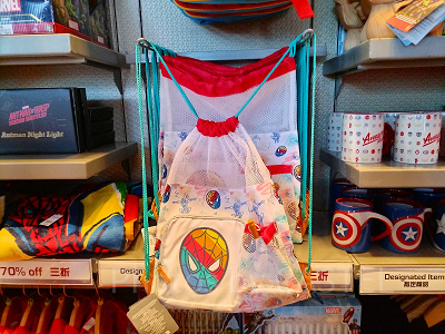 香港ディズニーマーベルグッズ：スパイダーマンのメッシュ調ナップサック