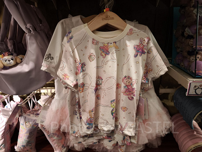香港ディズニー20周年「ダッフィー&フレンズ・グランドセレブレーショングッズ」:総柄Tシャツ(子供用)