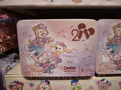 香港ディズニー20周年「ダッフィー＆フレンズ・グランドセレブレーショングッズ」：奇華餅家コラボお菓子缶（シガール）