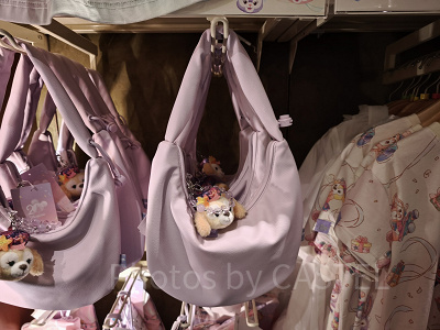 香港ディズニー20周年「ダッフィー＆フレンズ・グランドセレブレーショングッズ」：クッキーアンのショルダーポーチ