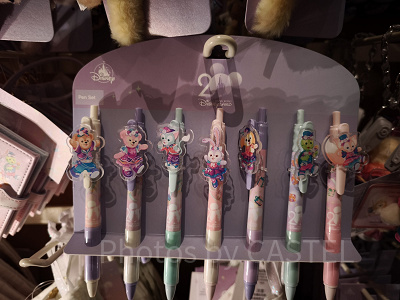 香港ディズニー20周年「ダッフィー&フレンズ・グランドセレブレーショングッズ」:カラーボールペン7本セット