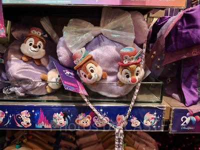 香港ディズニー20周年「ミッキー＆フレンズ・グランドセレブレーショングッズ」：チップ＆デールのショルダーバッグ