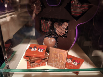 香港ディズニー20周年「ミッキー&フレンズ・グランドセレブレーショングッズ」:GODIVAコラボミッキー型チョコレート缶