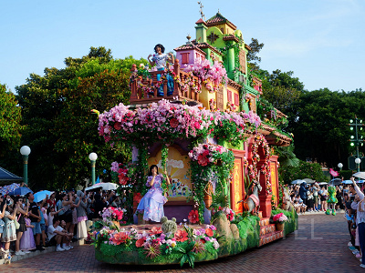 香港ディズニー20周年パレード「フレンドタスティック」：『ミラベルと魔法だらけの家』のフロート