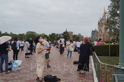 実際はこれぐらいのソーシャルディスタンスをキープしています