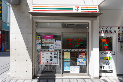 ユニバーサルシティ駅前：セブン銀行内でATMを利用できる