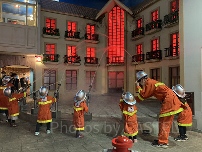 消防士体験では車に乗って火災現場へ行き、放水で消火／キッザニア東京