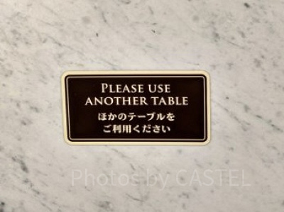 テーブルに貼られている案内