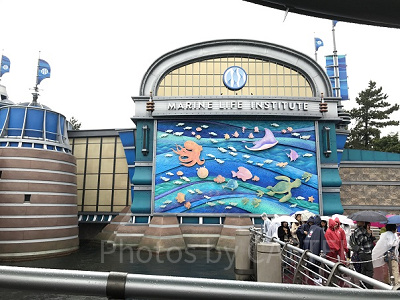 英語で“海洋生物研究所”と書かれています。