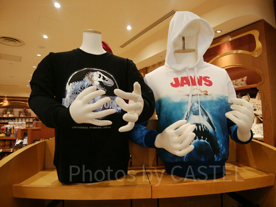 ジョーズパーカー（右）