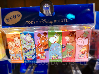 2024】ディズニーランドの安いお土産15選！お菓子・文房具・コスメ雑貨 