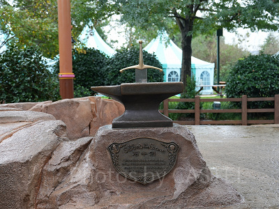上海ディズニーランドにある王様の剣のモニュメント