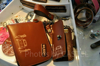 レザーポーチ（左）とキーケース（右）