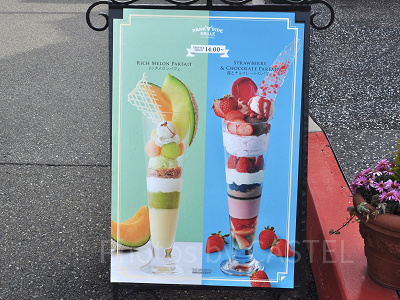 （左）リッチメロンパフェ （右）苺とチョコレートのパフェ