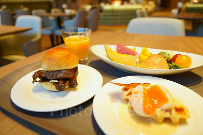 （左）肉厚ハンバーガー、（右）クロッフルのエッグベネディクト