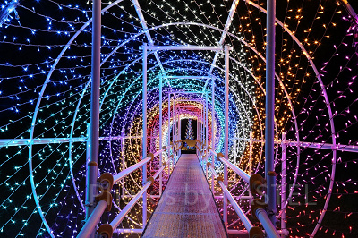 まるで吸い込まれてしまいそうな「光のワープホール」