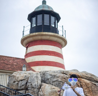 灯台とディズニー20周年フラッグ