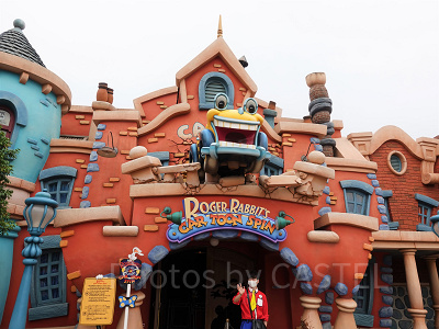 赤い建物の中が目印です