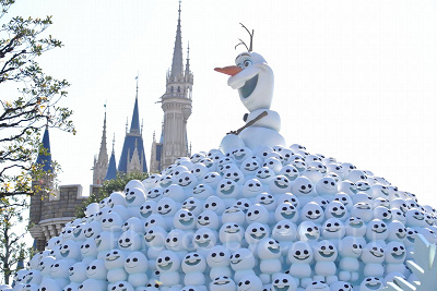 たくさんのスノーギースと、オラフのフォトロケーション