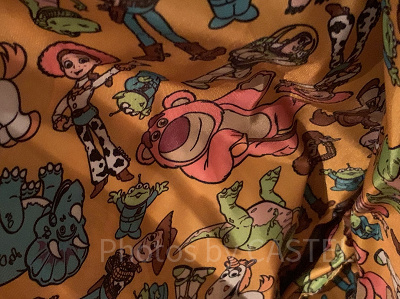 リュックの裏地にはロッツォも登場