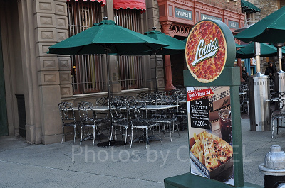 ルイズN.Y.ピザパーラーのテラスと看板