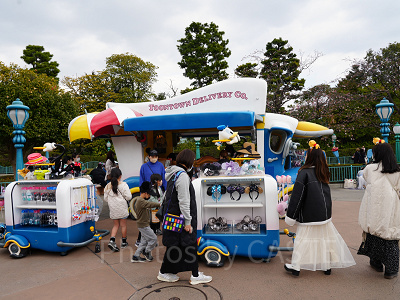 3月ディズニーランド混雑レポ：トゥーンタウンで身につけグッズが買えるワゴン