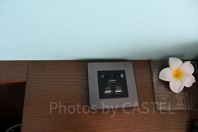 テレビ横のメディア端子。イヤホン、USB、HDMI、Bluetooth対応