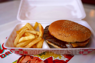 メルズ・ドライブ・イン：大きなハンバーガー