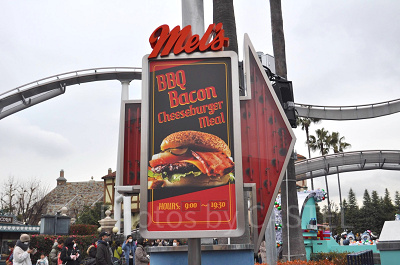 メルズドライブインの看板