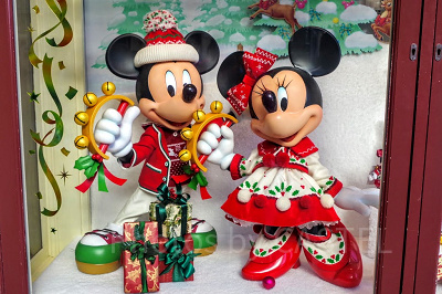 クリスマスの衣装を着たミッキーとミニー