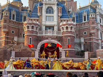 ミッキーは下手から、ミニーは上手から出てきます